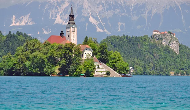 Die Maria Himmelfahrt Kirche inmitten des Bleder Sees