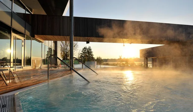 Fontane Therme Thermalbecken + Brücke zur Seesauna Fontane Therme Thermalbecken + Brücke zur Seesauna