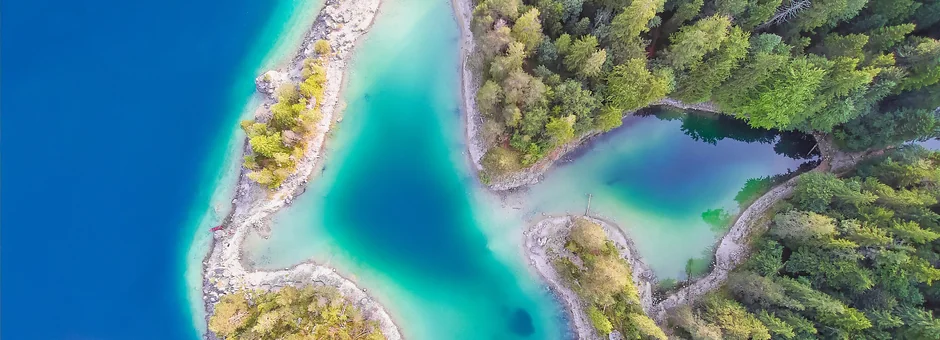 Wir möchten mit Euch teilen, was die schönen Wasserlandschaften alles zu bieten haben. Ob Ihr nach langersehnter Erholung, gemütlichen Ausflugszielen, einem echten Abenteuer sucht oder einfach nur die traumhafte Naturkulisse genießen wollt – hier findet Ihr alle Tipps für die schönsten Erlebnisse am Wasser!